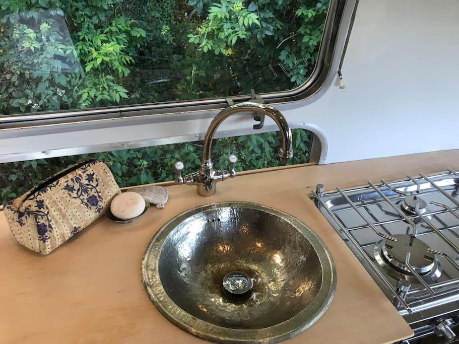 Airstream, Vintage American Caravan & Hottub اشبورتون المظهر الخارجي الصورة